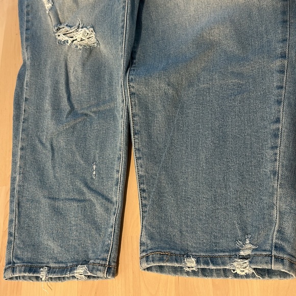 Time and Tru Cropped Boyfriend Mid Rise Jeans 16 - Picture 13 of 14